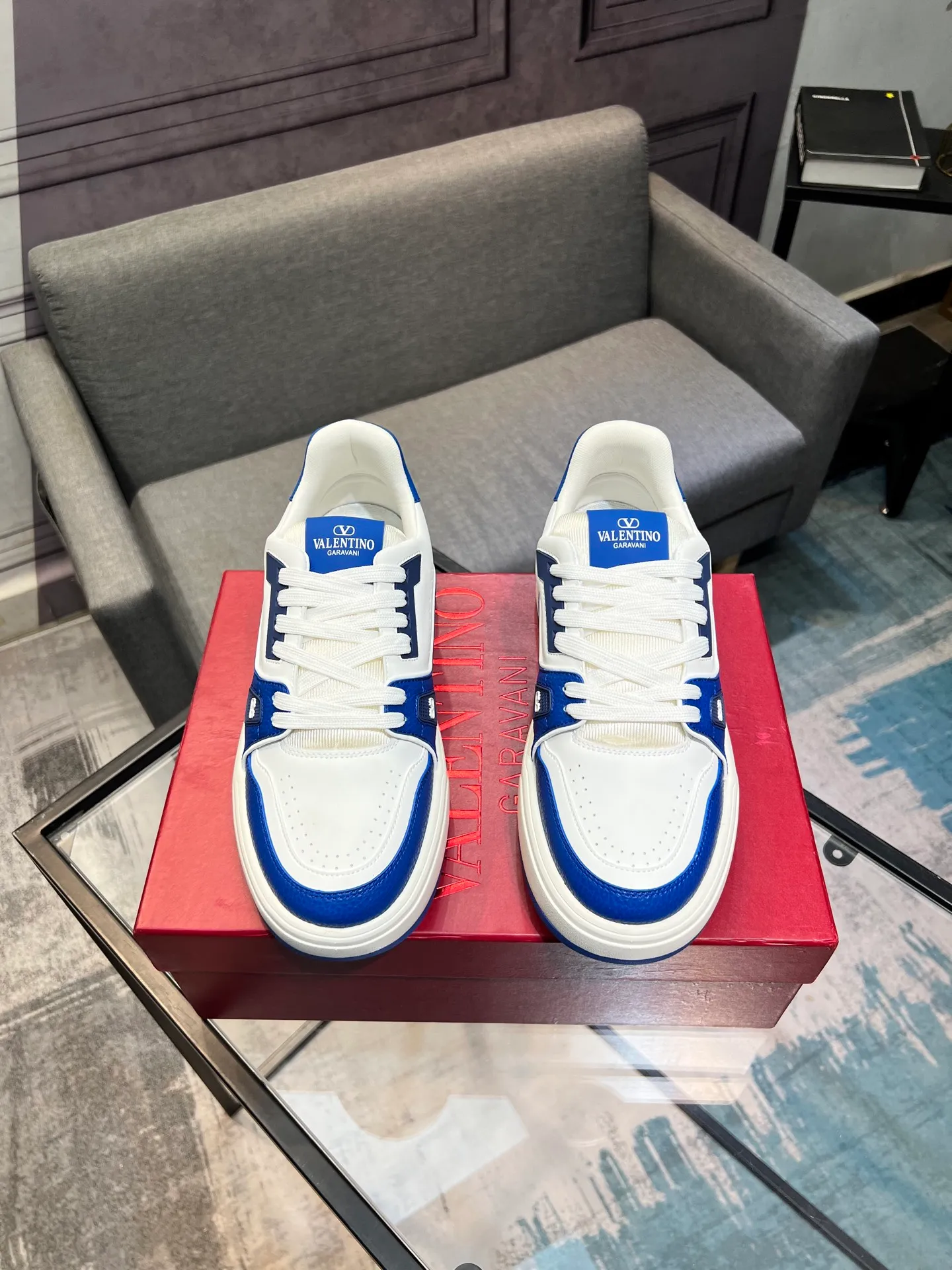 Men's men's shoes 💰660 𝑽𝒂𝒍𝒆𝒏𝒕𝒊𝒏𝒐 Valentino 𝑶𝒏𝒆𝑺𝒕𝒖𝒅 Couple's sneaker series Valentino 2025 latest couple's sneakers, celebrity style, hot sale. The original ZP was purchased and dismantled. Repeated pattern making and modification. I strive to restore the original version 1:1! Top luxury masterpiece, soft and comfortable, combining fashion and leisure, bringing excellent elegant texture and excellent on-foot comfort. Top purchase version upper: imported calfskin surface/original oil edge craftsmanship. Inner: water-dyed cowhide lining. Outsole: original development 𝐓𝐏𝐔 two-color combination outsole. Packaging: original configuration complete package. Code number: 35-44 yards. 34.45 can be customized. Can be customized (self-labeled-no label) order.